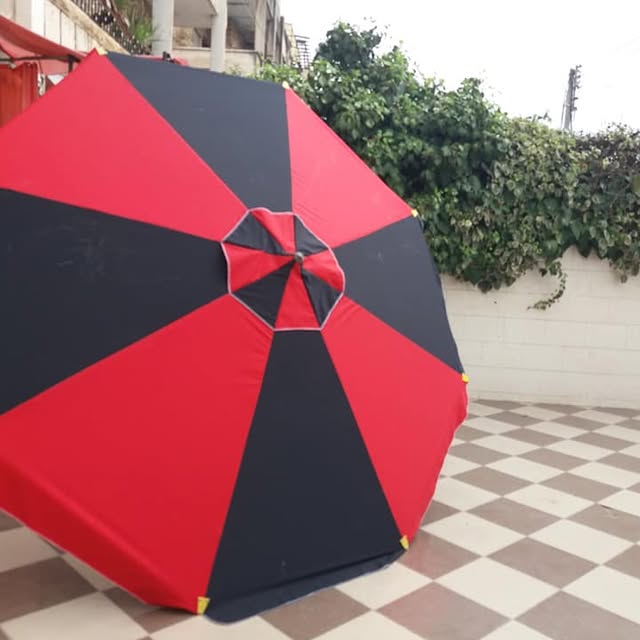 شمسية متعددة الأضلاع بلونين أحمر وأسود